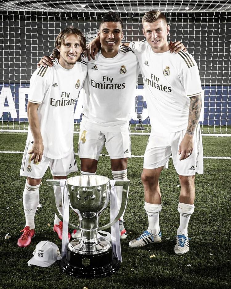 英格兰前腰之争白热化，贝林厄姆面临英超群星挑战（英格兰前腰位置竞争升温，贝林厄姆迎英超众星冲击）