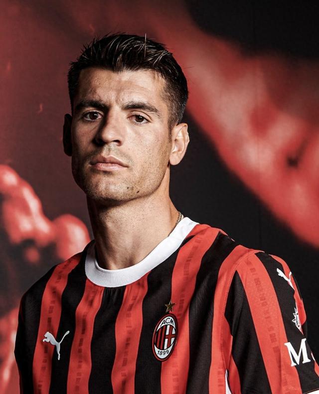 张琳艳赛后和凯莉交换球衣，后者直接把中国队球衣穿在身上