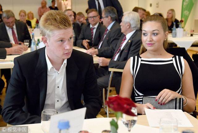 韦世豪：比赛尾声的点球太牵强，染红发为了在假期换个心情