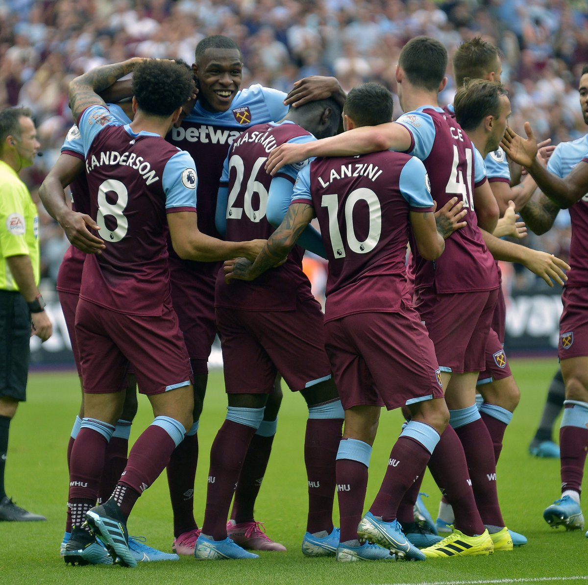 2025年中国足协杯决赛将上演国安 vs 河南之战，国安压力大，河南轻装上阵，两队争夺冠军，势均力敌。