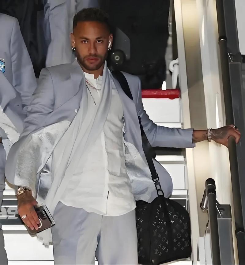 德媒：诺伊尔因为肠胃炎缺席了拜仁本周的训练（德媒：肠胃炎致诺伊尔无缘拜仁本周训练）